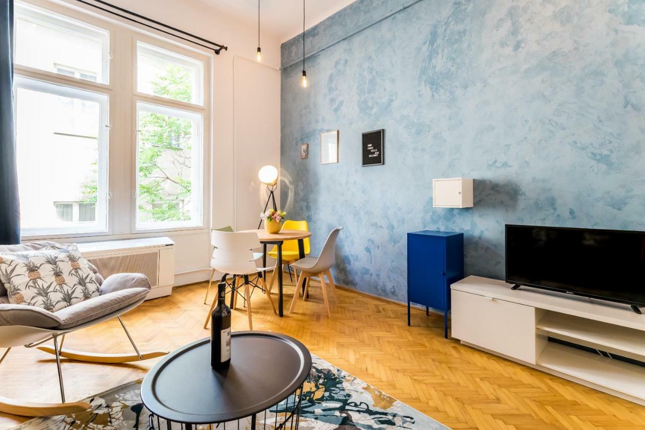 Bpr Azure Desire Studio Budapest Bagian luar foto